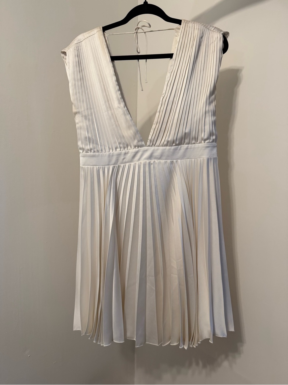 Abercrombie & Fitch Cream Pleated V-Neck Mini Dress - Picture 2 of 4
